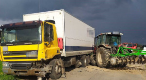Pijany traktorzysta najechał na ciężarówkę i uciekł