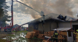Pożar stolarni pod Nowym Dworem Mazowieckim. W ogniu maszyny i ciągnik rolniczy