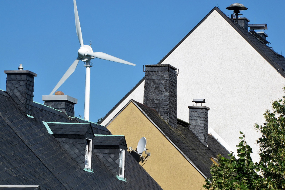 Firma mająca trzy wiatraki o mocy 0,9 MW nie podlega limitom cenowym, natomiast wytwórca z jedną turbiną o mocy 1,1 MW już tak. Foto.  (Joenomias) Menno de Jong  Pixabay