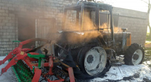 W gospodarstwie zapłonął traktor