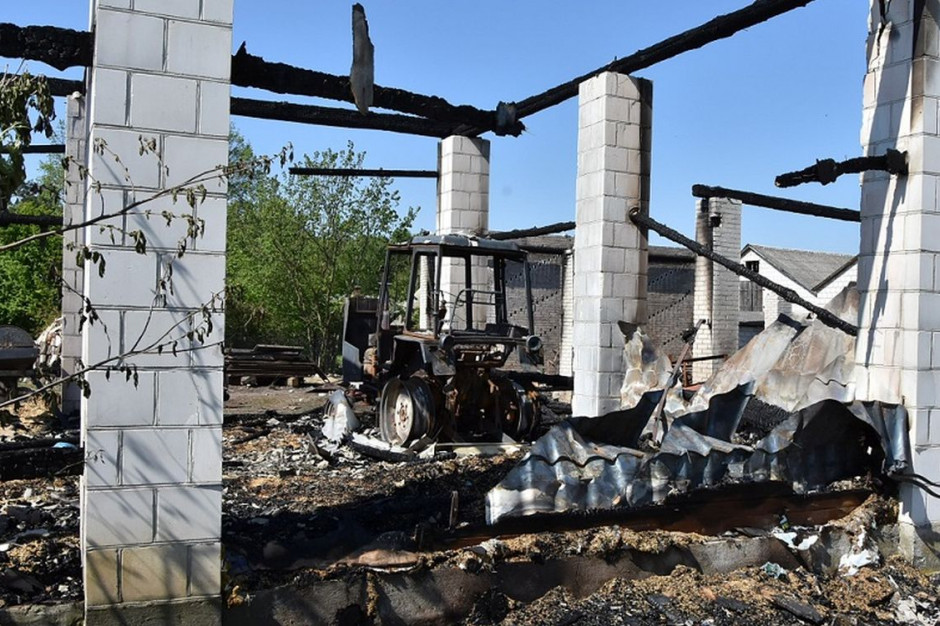 W pożarze spłonęły budynki i sprzęt rolniczy, Foto: Policja