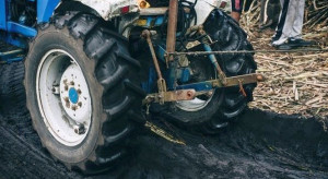 Z nożem w ręku rzucił się na traktor. Na oponie wyładował złość na sąsiada
