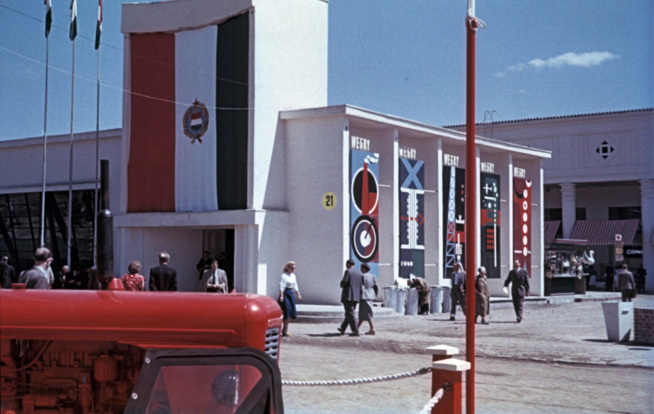 Zdjęcie pawilonu węgierskiego na Międzynarodowych Targach Poznańskich w 1959 r. Na pierwszym planie wystawiany na targach ciągnik marki David Brown, fot. Fortepan / Bernhardt