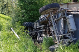 Ciągnik z przyczepą w rowie. Kierowca w szpitalu