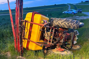Traktor z opryskiwaczem przygniótł rolnika