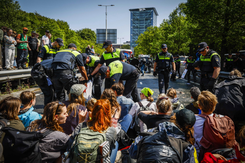 Holenderska policja przerwała protest aktywistów klimatycznych na autostradzie, fot. PAP/EPA/Sem van der Wal