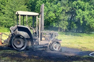 Ciągnik zapalił się przy sianokosach. Pojazd spłonął doszczętnie