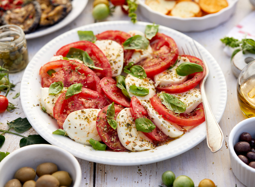 Sałatka caprese (fot. Adobe Stock)
