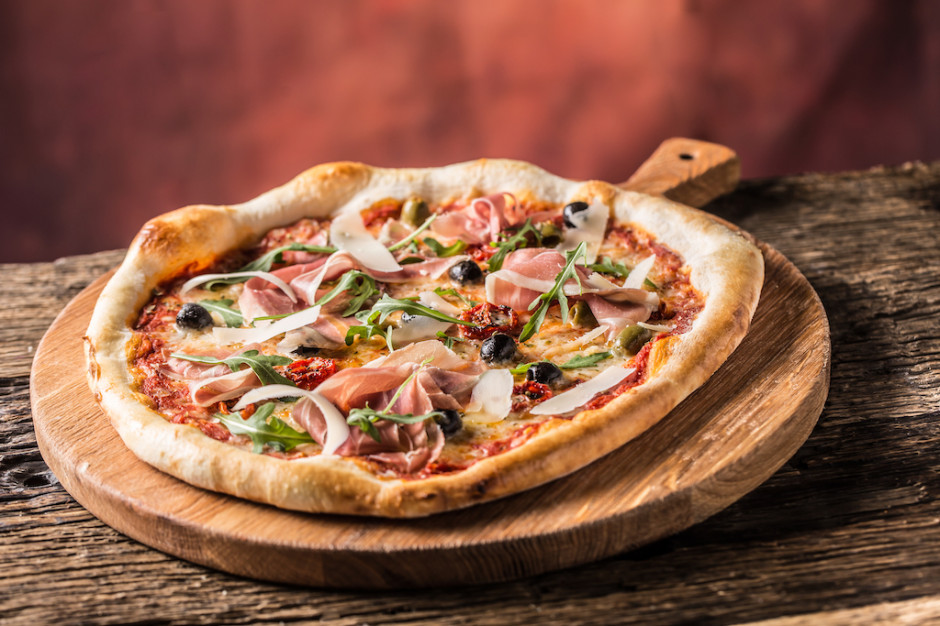 Pizza z szynką parmeńską i rukolą (fot. Shutterstock)