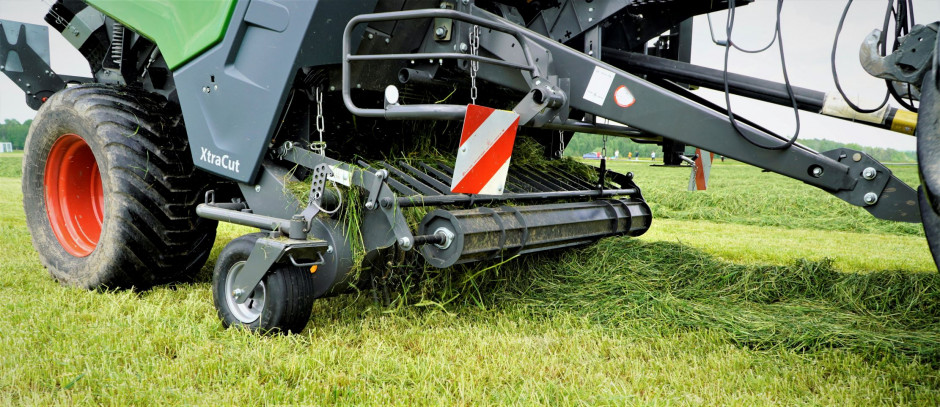 Rotor tnący umiejscowiony blisko podbieracza, łatwo i sprawnie odbiera i tnie materiał za pomocą 13, 17 lub 25 noży, fot. K.Pawłowski