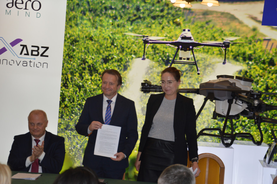 Podczas konferencji miało miejsce podpisanie umowy o współpracy pomiędzy UP w Poznaniu, a firmą aeroMind. Fot: M.Wołosowicz