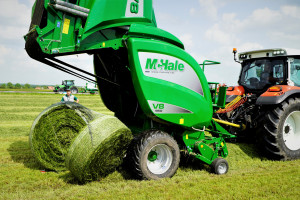 Pokazy pras belujących na Zielonym Agro Show. Warunki były trudne