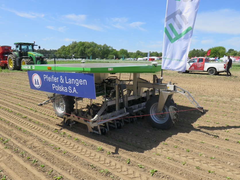 W Sielinku można było zobaczyć bezemisyjnego robota solarnego przeznaczonego do siewu i pielenia buraków. fot. AdK