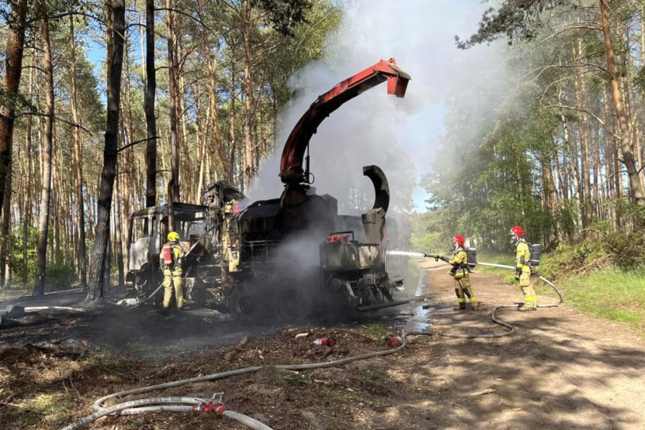 Ciężarówka i maszyna leśna spłonęły doszczętnie, Foto: OSP Żabno