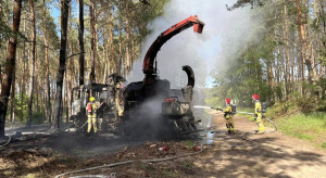 Wielkopolska: Harwester i ciężarówka płonęły w lesie. Jeden poszkodowany trafił do szpitala