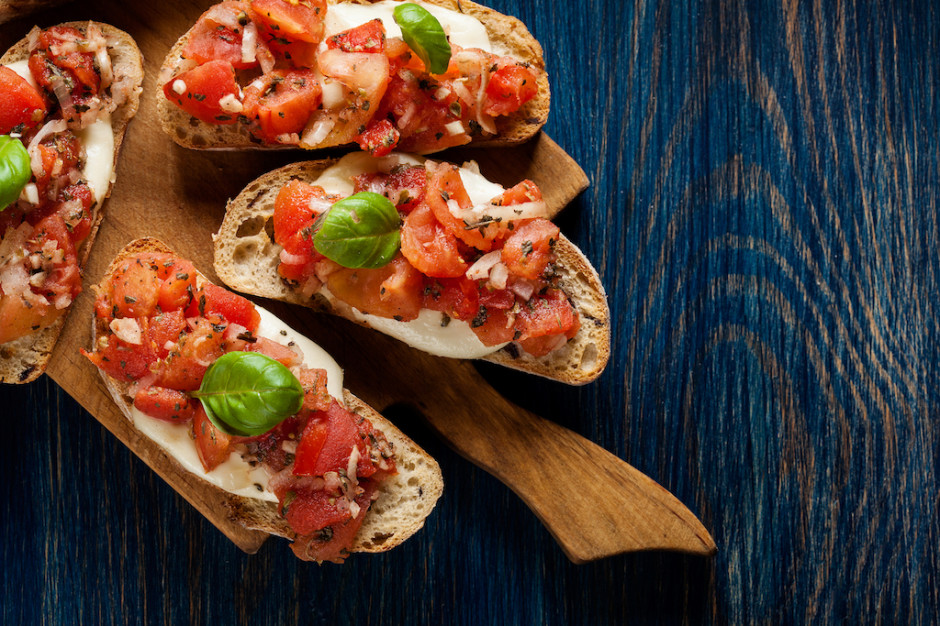 Bruschetta z serem pomidorami (fot. Shutterstock)