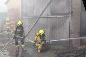 Olbrzymie straty po pożarze w gospodarstwie pod Radzyniem. Spłonęły budynki i maszyny