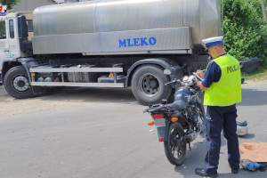 Zderzenie mleczarki z motocyklem. Ranny kierowca jednośladu