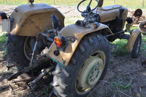 Rolnika podczas naprawy najechał traktor