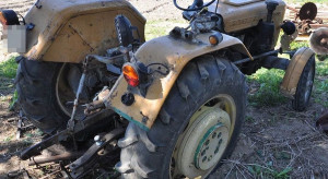 Rolnika podczas naprawy najechał traktor