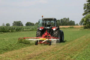 Traktor sam zjechał z łąki. Potrącił mężczyznę, uszkodził samochód