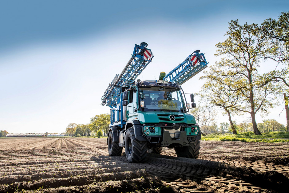 Unimogi świetnie się sprawdzają w roli rolniczych nośników narzędzi, fot. Daimler Trucks