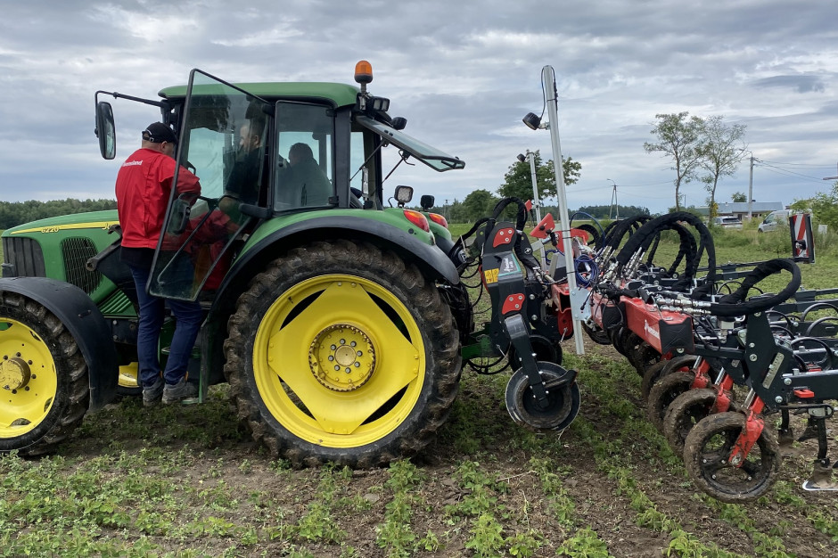 Podczas testów pielnika Kverneland Onyx, zestaw wraz z ciągnikiem John Deere 6220 pracował z prędkością ok. 12 km/h. fot. AdK