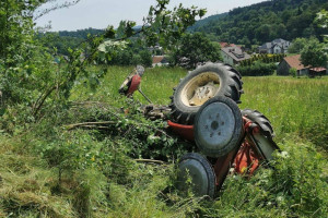Traktor przekoziołkował po stromej łące
