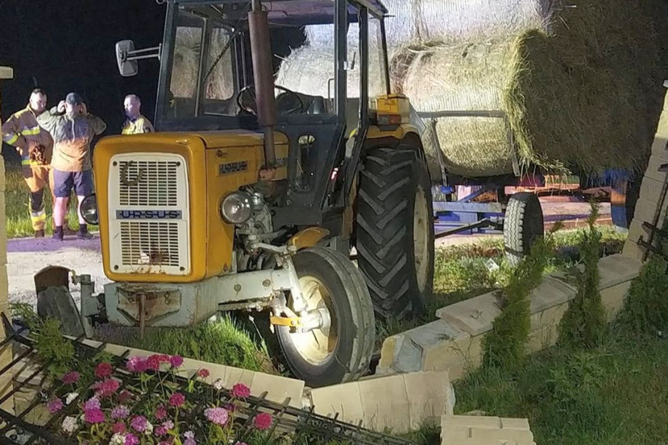 Traktor z przyczepą najechał na betonowy płot, ranny został kierowca, Foto: OSP Poświętne