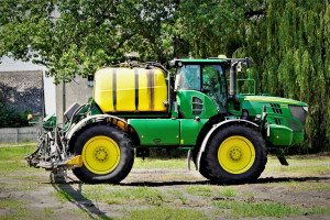 Imponujący opryskiwacz John Deere 4050i i jego karbonowa belka
