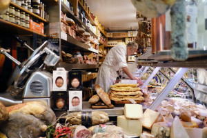 Wzrost cen żywności we Włoszech jest astronomiczny, choć inflacja spada