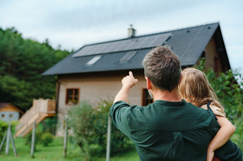 Coraz więcej budynków także mieszkalnych będzie mieć fotowoltaikę i pompę ciepła, które skutecznie pomogą nam w walce np. z zimowym smogiem. Foto. Shutterstock