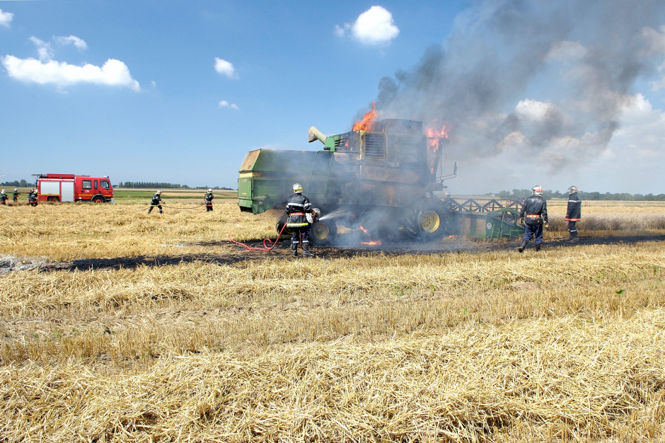 Pożary maszyn rolniczych pracujących podczas zbiorów należą do najgroźniejszych ze względu na dużą możliwość szybkiego rozprzestrzeniania, fot. Leitenberger Photography / Shutterstock.com
