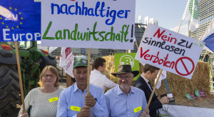 Protest rolników w Strasburgu. Przeciwko ustawie o renaturyzacji i żywności z probówki