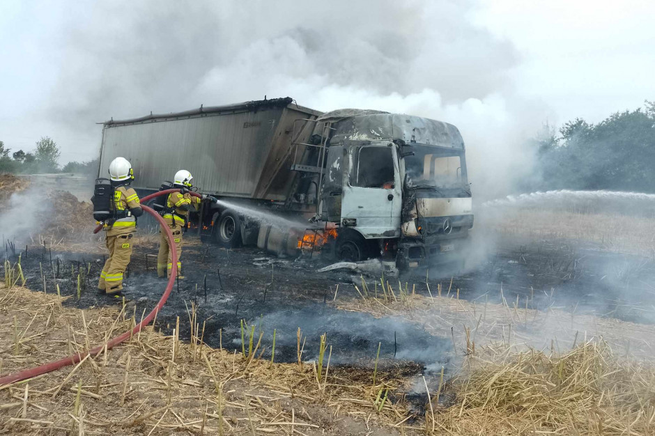 Spłonęła ciężarówka, która przywiozła na pole obornik, fot. OSP Borek Wielkopolski