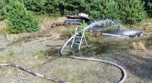 Mazowsze: Strażacy gasili pożar porzuconych baterii do aut elektrycznych