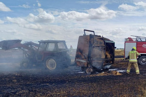 Opolskie: Pożar traktora, prasy rolniczej, ścierniska i zboża pniu