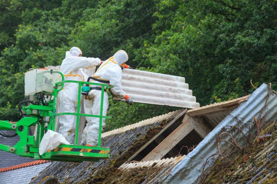Jak podaje RPO w tym tempie nie zdążymy usunąć eternitu z dachu do końca 2023 r. Brakuje środków na finansowanie nowych pokryć dachowych. Foto. Shuttetstock