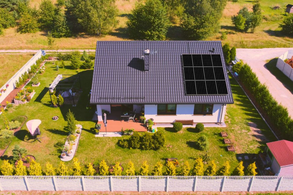 Coraz częściej także rolnicy zgłaszają problem z wyłączającą się fotowoltaiką w godzinach szczytu produkcji. Jakie są tego przyczyny? Foto. ESOLEO