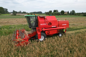 Jest komfortowo i bezawaryjnie. Bizon Rekord z kabiną John Deere w pracy