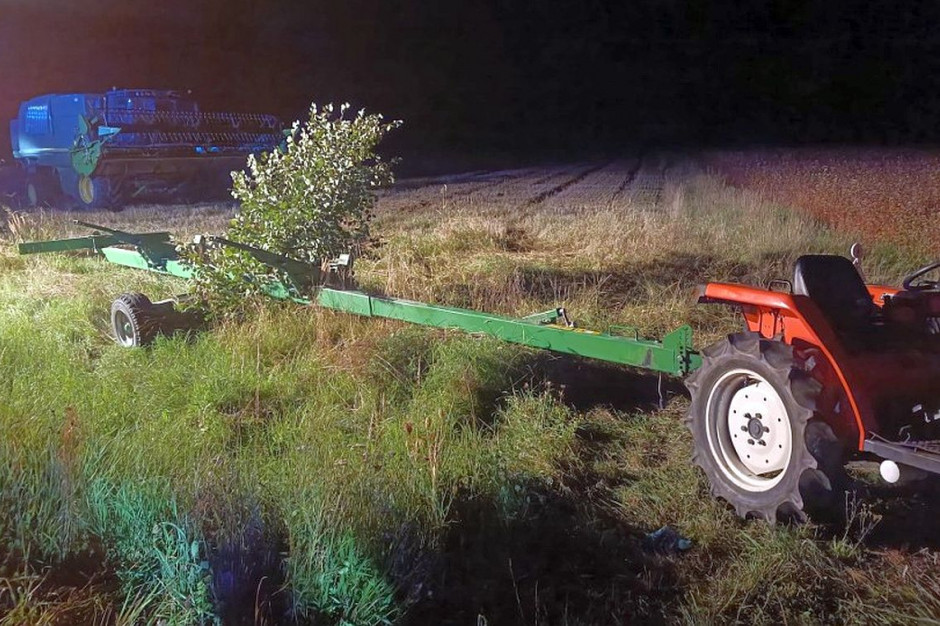 Auto uderzyło w wózek transportowy ciągniety przez traktor, Foto: KP PSP Staszów