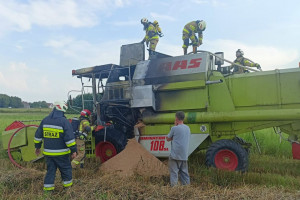 Na polu zapalił się kombajn. Straty na 100 tysięcy złotych