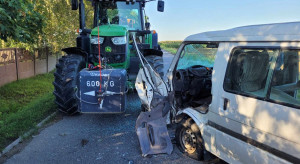 Zderzenie busa z traktorem. Ranny kierowca samochodu