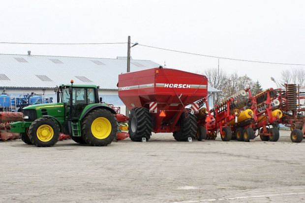 Bawaria: Złodziej ogołocił z części 17 maszyn rolniczych w firmie
