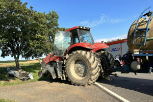 Zderzenie samochodu osobowego z ciągnikiem rolniczym. Ranny kierowcy auta
