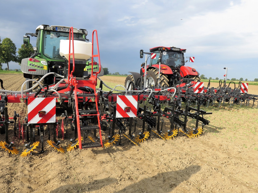 Kverneland zaprezentował pierwsze połączone systemy mechanicznego odchwaszczania z chemiczną pielęgnacją upraw i aplikacją nawozów. fot. AdK