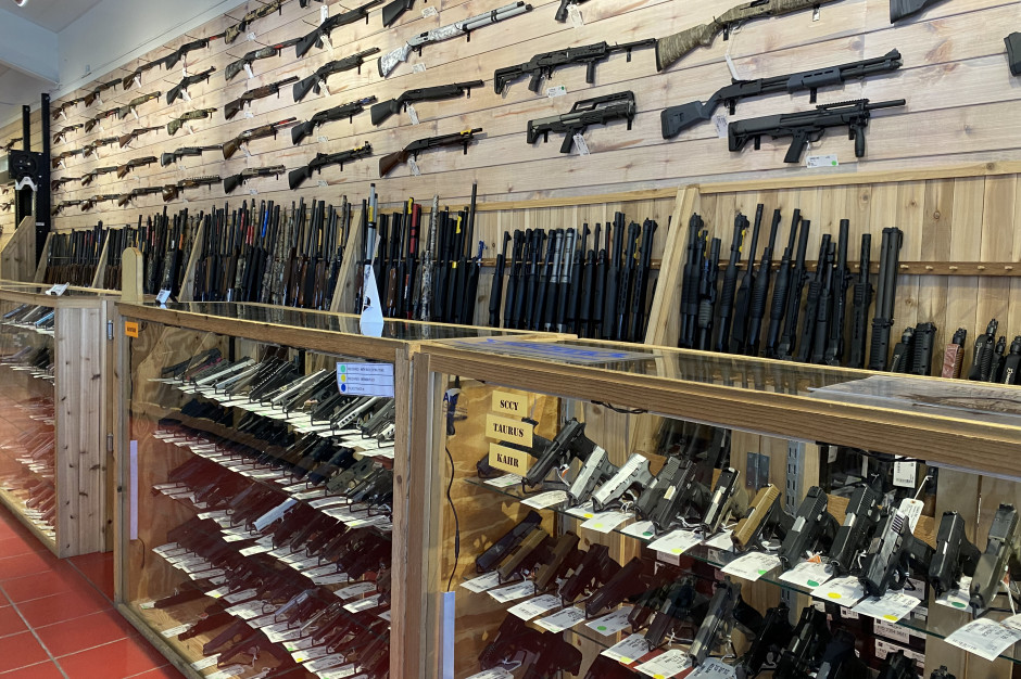 Niewielka część ekspozycji w sklepie z bronią w San Antonio w Teksasie (fot. JŚ-S).