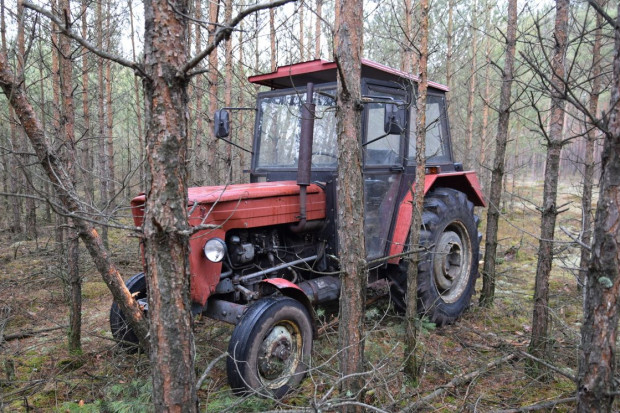 Pijany traktorzysta staranował słup, wjechał w krzaki i zasnął