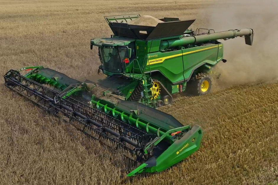 Kombajn John Deere X9 to wydajność aż 100 ton ziarna na godzinę – w krótkim czasie jedną maszyną, w jednym gospodarstwie, można zebrać bardzo dużą ilość ziarna. fot. mat. prasowe