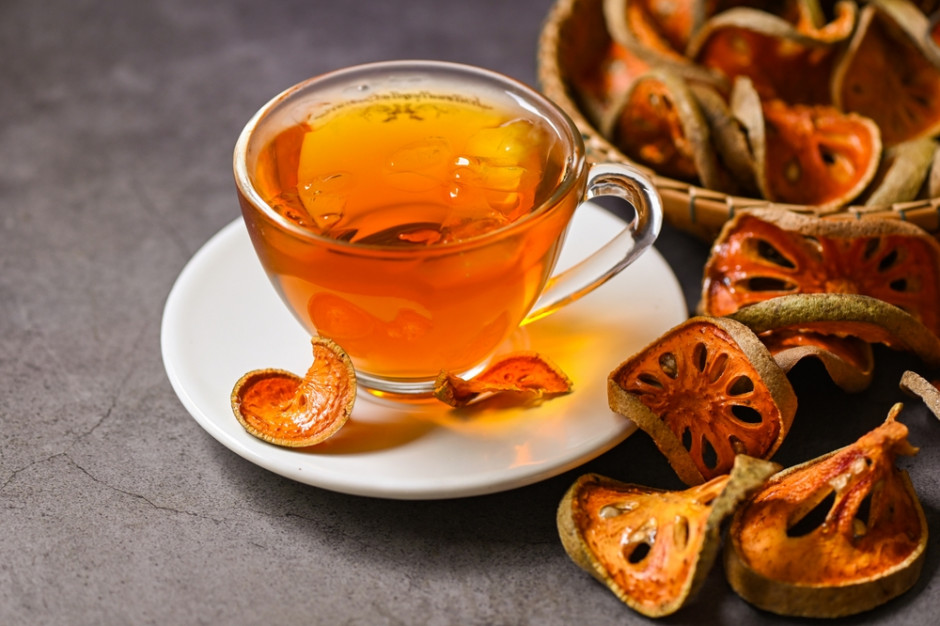 Do herbaty możemy dodać zarówno suszone owoce, jak i syrop pigwowy (fot. Shutterstock)